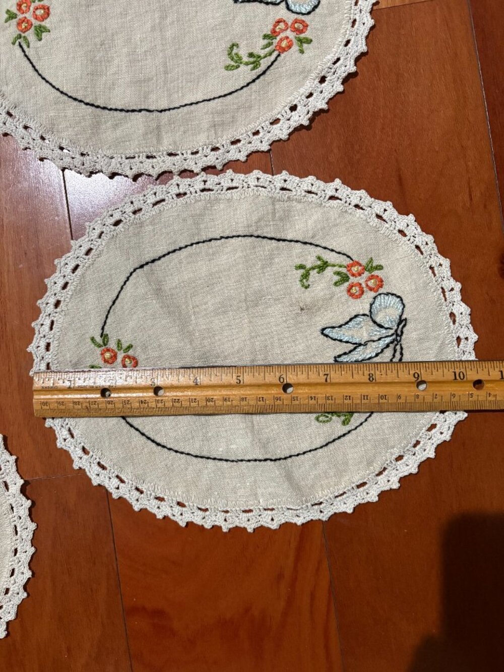 Bundle of 5 Vintage Embroidered and Crocheted Doilies and 1 Filet Crochet Doily - Picture 12 of 14